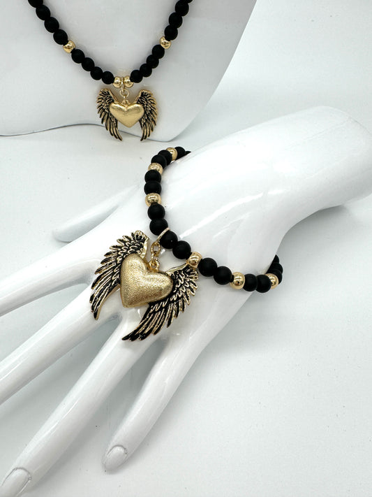 Bransoletka z onyksow z zawieszka serce że skrzydłami "Colibra"