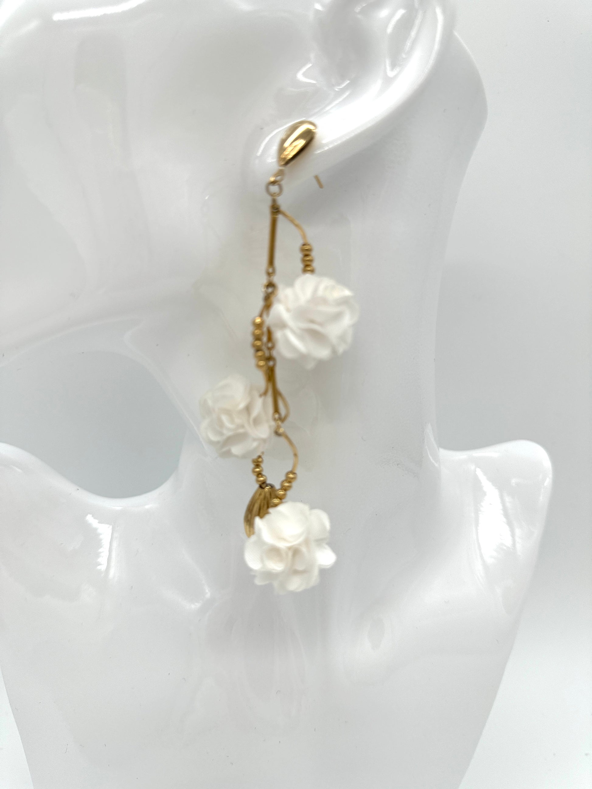 Kolczyki białe różyczkia - stal szlachetna